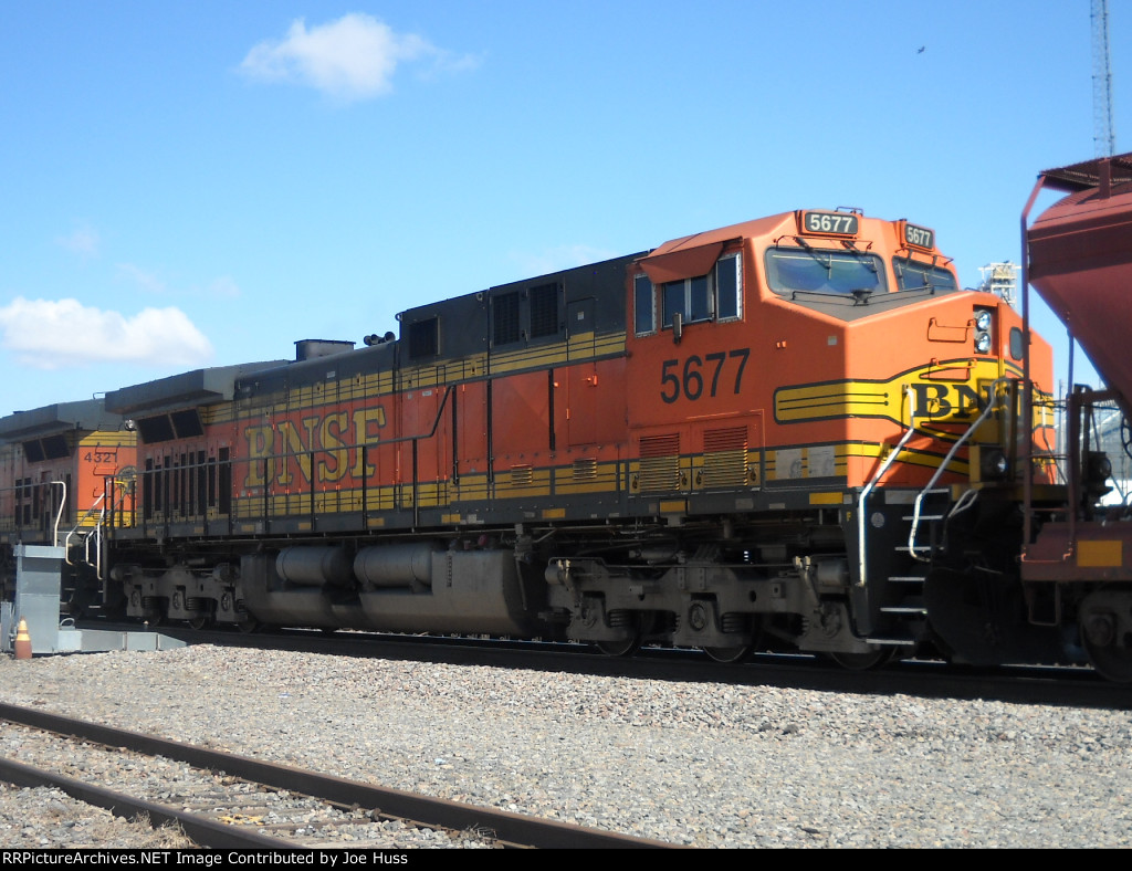 BNSF 5677